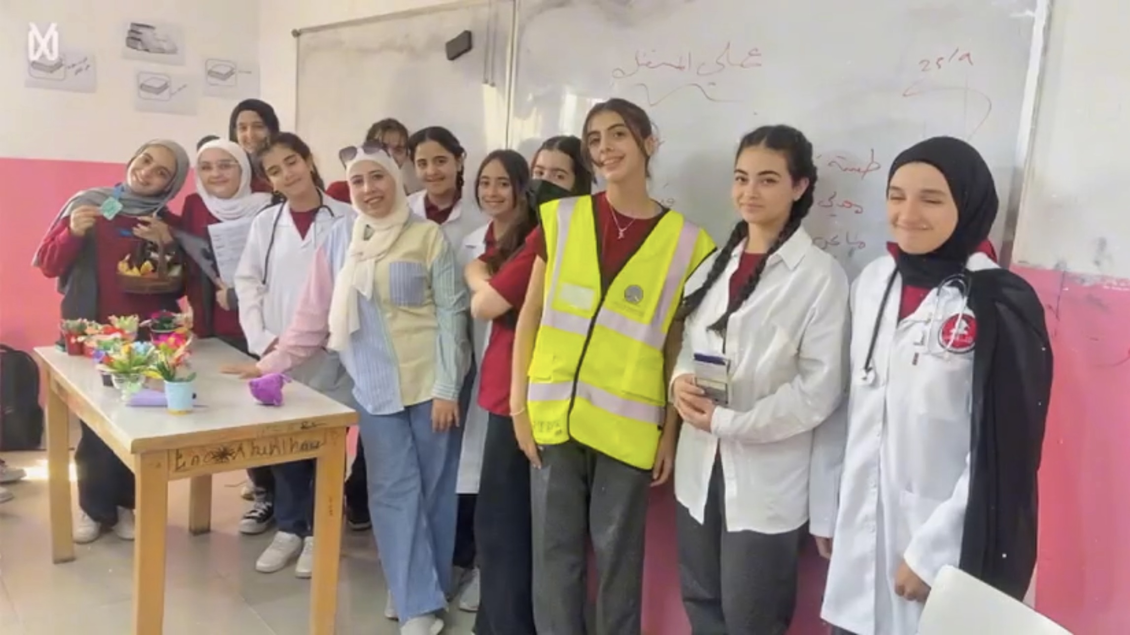 المعلمة المتميزة تجعل من كل بطاقة مدخلًا للتفكير والتعلم