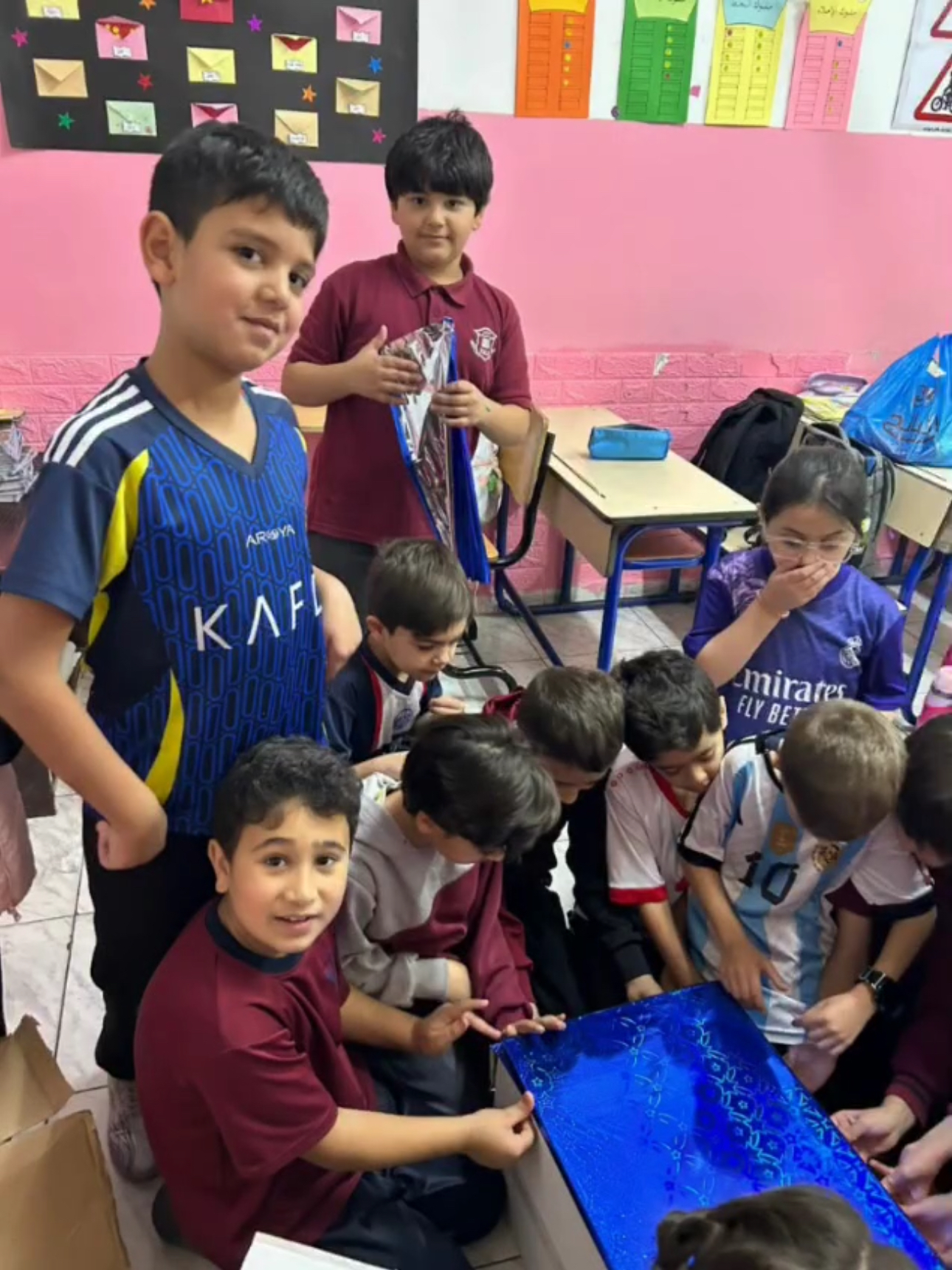 قام الطلاب بصنع صندوق من الطعام في مشهد تربوي يُجسّد قيم العطاء