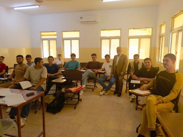 "مدرسة الفرقان الثانوية للبنين" على طريق القمة