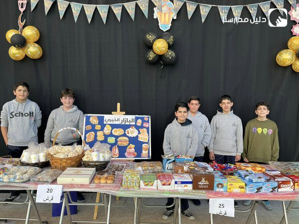 نُظم بازارًا خيريًا ضمن النشاطات اللامنهجية تم تخصيص ريعه لمساعدة الفقراء والمحتاجين