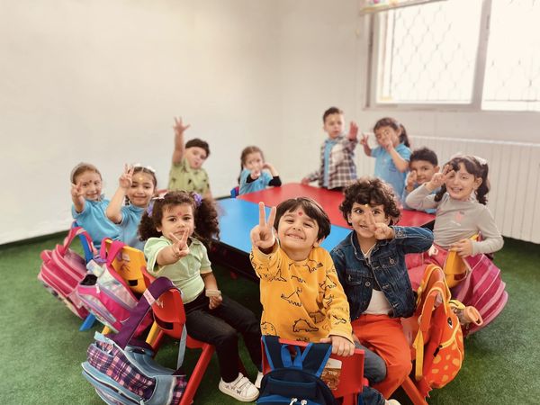 في بيت تصحو بزواياه الأحلام هنا روضة شمس المملكة