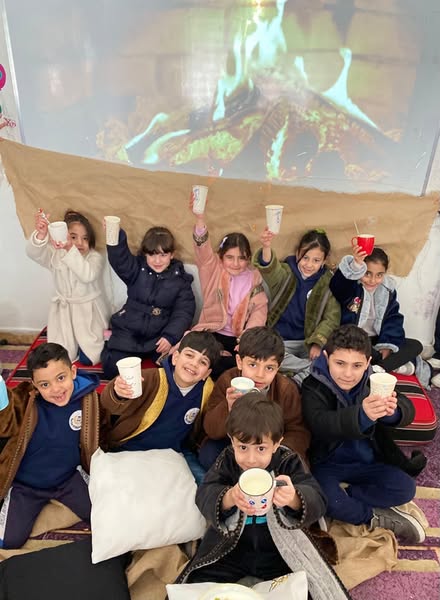 نشاط تناول السحلب اللذيذ بصوت المطر وجو الشتاء